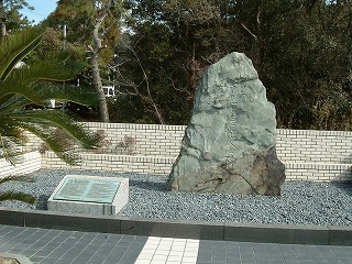 綺麗に整えられた角地地面に砂利が敷かれた場所に設置された大きな岩吉・久吉・乙吉頌徳(しょうとく)記念碑の写真