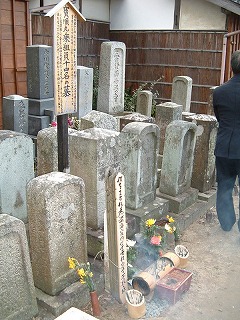 木の板に「宝順丸乗組員十四名の墓」と書かれ墓石が並んでいる良参寺の墓の写真