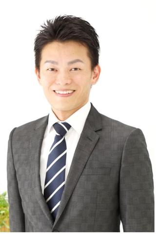 スーツを着た久松清治先生の写真