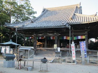 入母屋造、瓦葺きの大御堂寺本堂を斜め右正面から写した写真