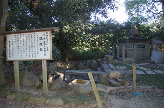 奥に源義朝公の像、案内板の後ろに大きな石で囲われた湯殿跡の写真