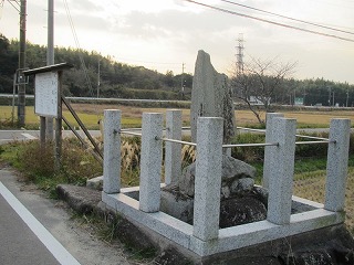 交差点の角に案内板と四角い柱で囲われた義朝公家臣と長田家臣が争ったとされる乱橋跡の写真