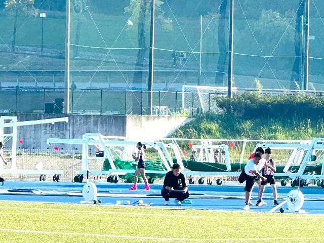 第35回美浜町小学校陸上競技大会で砲丸投げで球を投げる瞬間