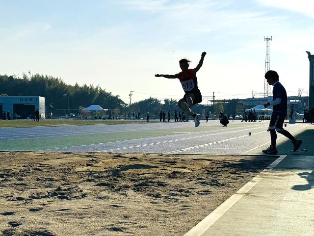 第35回美浜町小学校陸上競技大会で走り幅跳びで飛んでいる瞬間