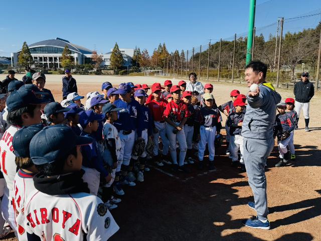 美浜町制70周年記念野球教室で子どもたちが岩瀬仁紀を囲み話を聞いている様子