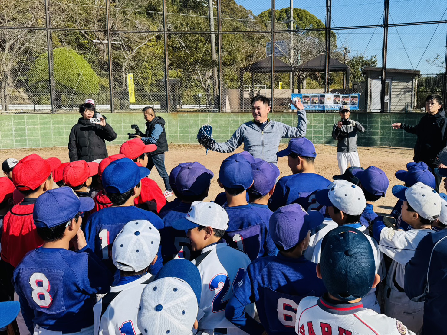 美浜町制70周年記念野球教室で参加者が集合写真を撮っている様子