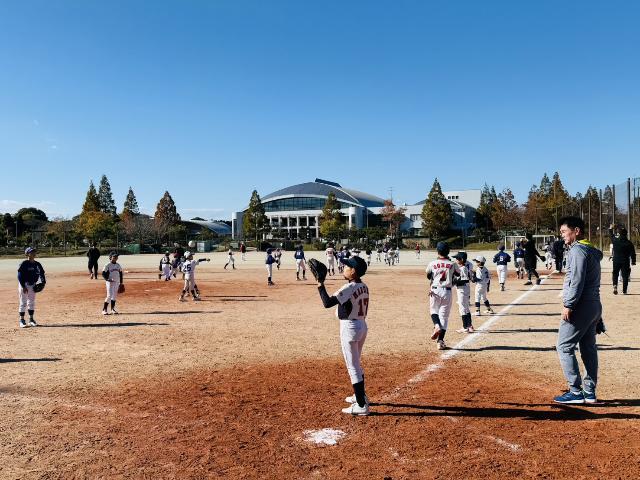 美浜町制70周年記念野球教室で子どもたちがキャッチボールをしている様子