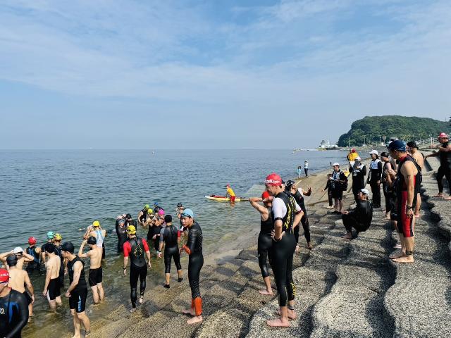 第26回アクアスロン・スプラッシュ&ダッシュin小野浦で選手たちが海へ入ろうとしている様子