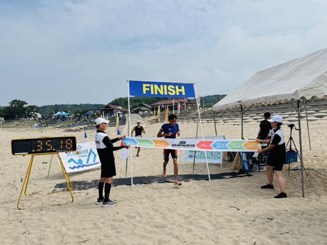 第26回アクアスロン・スプラッシュ&ダッシュin小野浦で選手がゴールする様子