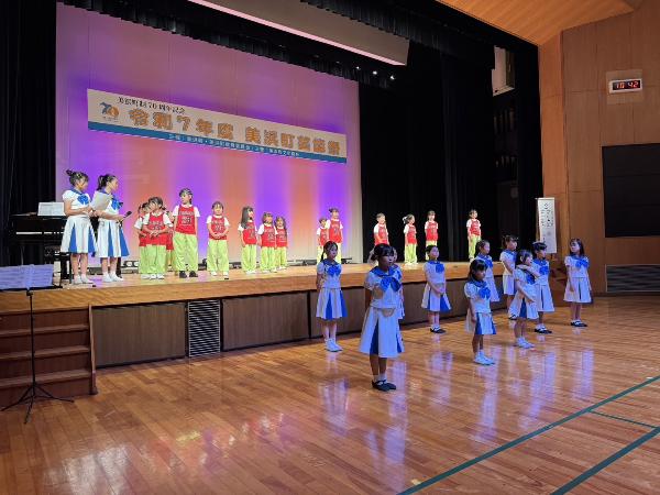 令和7年度美浜町制70周年記念文化祭・芸能祭でキッズたちがダンスを踊る様子