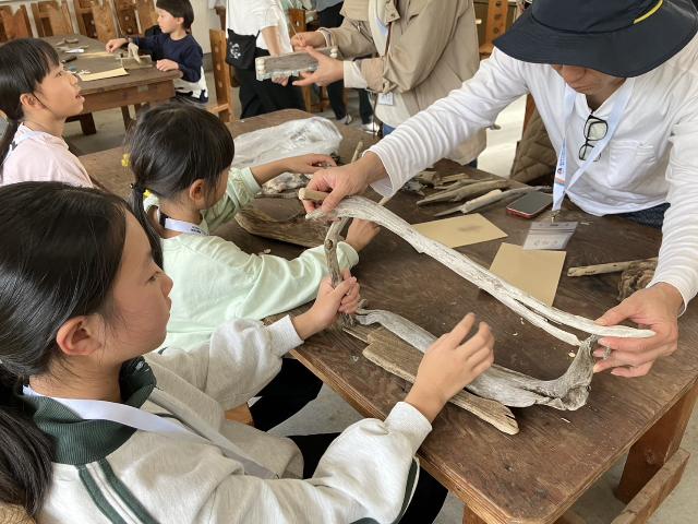 MIHAMA WONDER DAYS Blue Dayで参加した子供たちが漂流物でアートを制作している様子