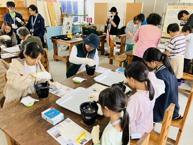 MIHAMA WONDER DAYS Blue Dayで参加した子供たちが流水アートを作成している様子