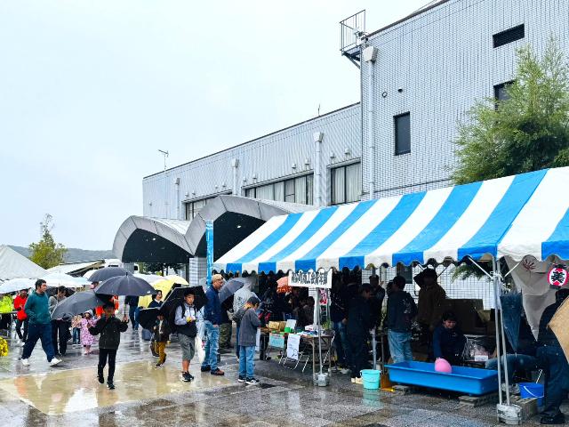 第42回美浜町産業まつりで商工会青年部の出店した輪投げと金魚すくいのブース