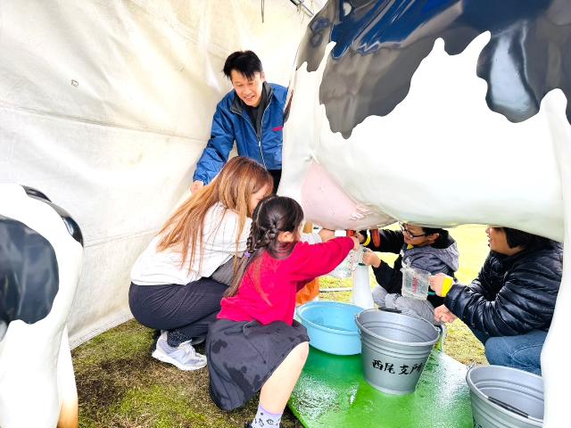 第42回美浜町産業まつりで畜産団体連合会の出店した乳しぼり体験ブースの様子