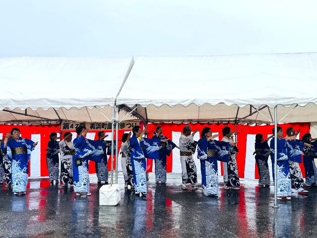 第42回美浜町産業まつりでステージで小唄保存会の方々が美浜音頭等を踊っている様子