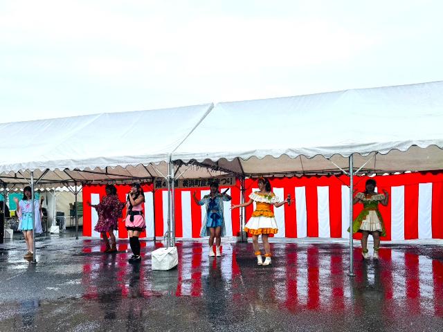 第42回美浜町産業まつりでステージで知多娘。の皆さんがライブを行っている様子