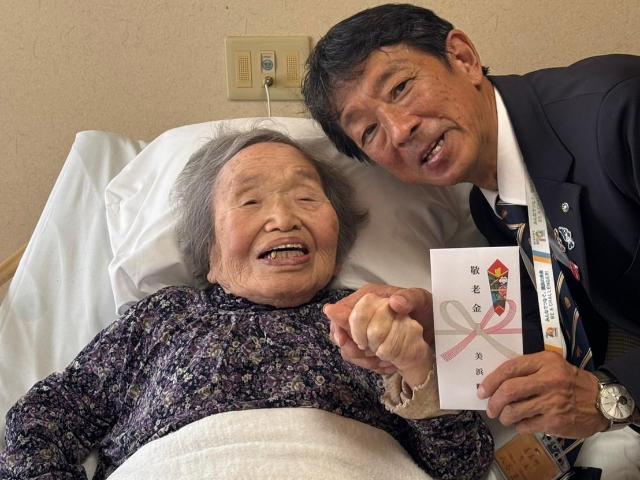 町長と町内の数え100歳と満100歳以上を迎えられた方が一緒に写っている写真(2人目)