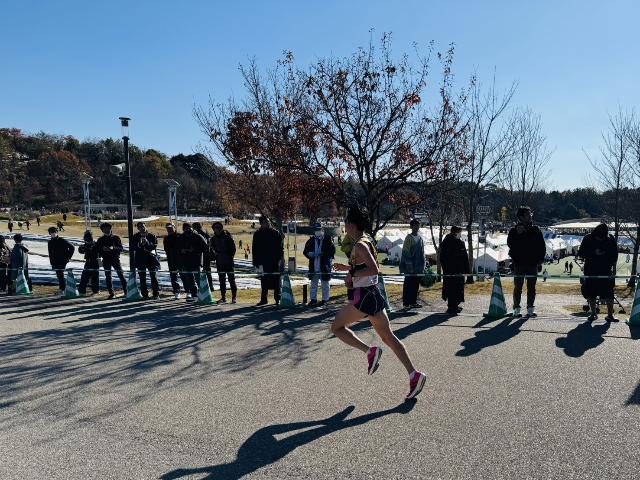 第18回愛知県市町村対抗駅伝競走大会で選手が走っている様子