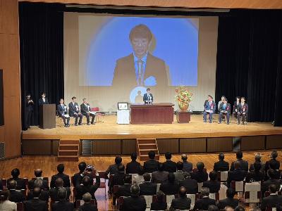 町制70周年記念式典であいさつする町長