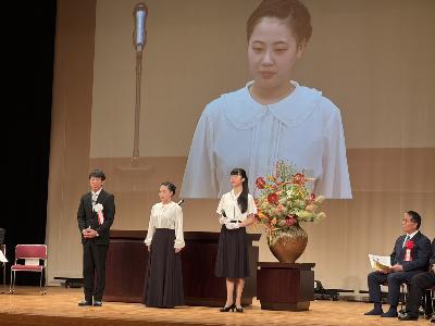 町制70周年記念式典であいさつする木村優里さん