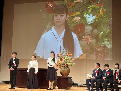 町制70周年記念式典であいさつする野中こゆきさん