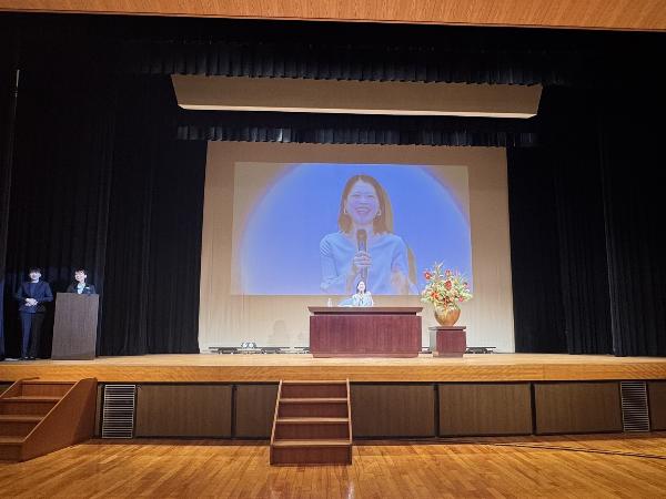 町制70周年記念式典講演で話すプロフィギュアスケーターの鈴木明子さん