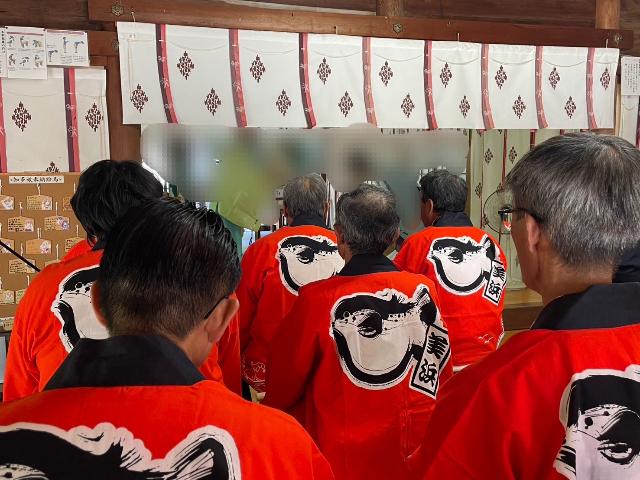 令和7年度ふぐ慰霊祭で冨具神社で祈りを捧げている様子