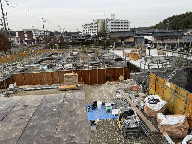 多世代交流型子育て支援拠点施設の工事現場の様子