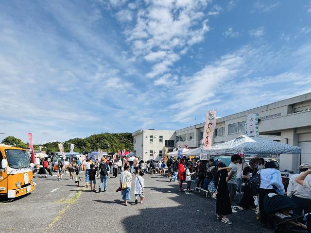 第7回mihamaふれあいまつりの布土小学校の外の様子