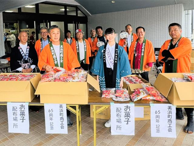 みはまふるさとまつりで商工会のお菓子配布を野中こゆきさんが手伝っている様子