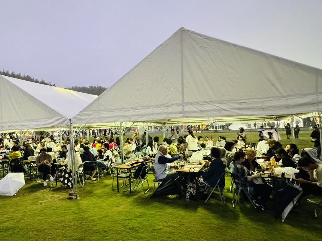 みはまはなびまつりの会場(飲食エリア)で飲食する来場者の様子