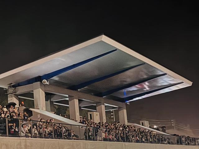 みはまはなびまつりでスタンド席から花火を眺める観客の様子