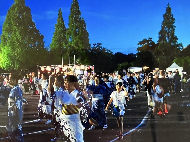 2025年美浜夏まつりで総合公園駐車場にて盆踊りを踊っている様子