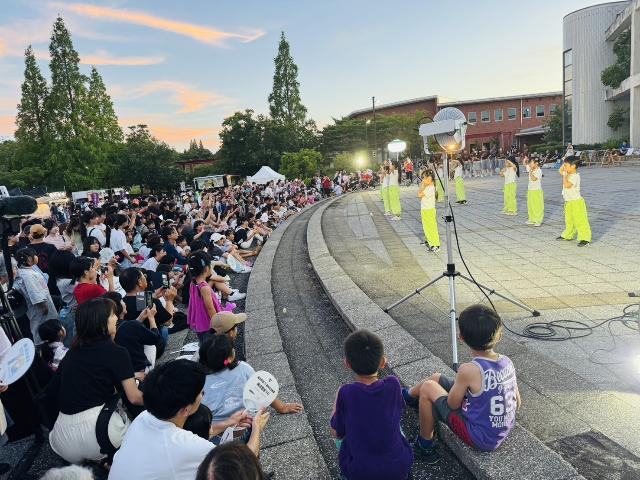 2025年美浜夏まつりで屋外ステージにて子どもたちがダンスを披露している様子