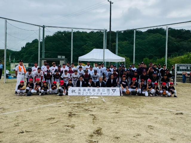 町長、議長、教育長、美浜町スポーツ協会会長と美浜町スポーツ協会のソフトボール部、美浜ジュニアソフトボールクラブの選手で記念撮影している様子。