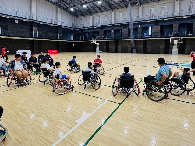 北間選手が車いすバスケットバール体験会の参加者の前で話している様子。
