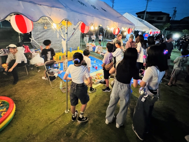 令和7年美浜緑苑納涼夏祭りで子どもたちが射的を楽しんでいる様子