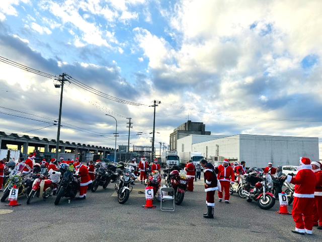 セーフティサンタランin美浜・南知多2025でサンタのコスプレをした参加者が出発する前の様子