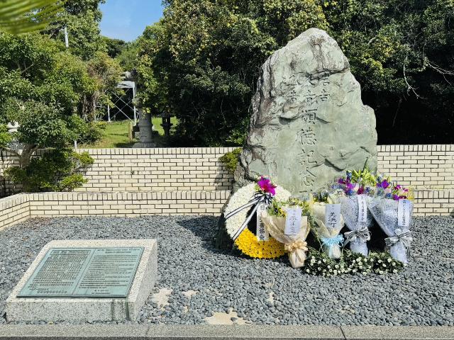 第64回聖書和訳頌徳碑記念式典で献花された頌徳碑の写真