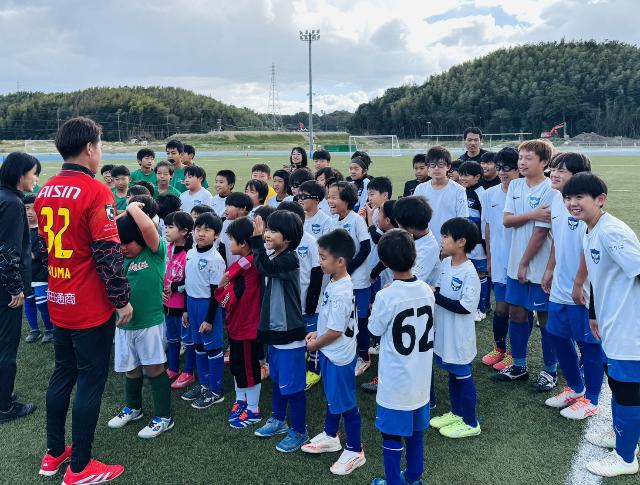 美浜町制70周年記念サッカー教室で子供たちがサッカー選手から指導を受けている様子