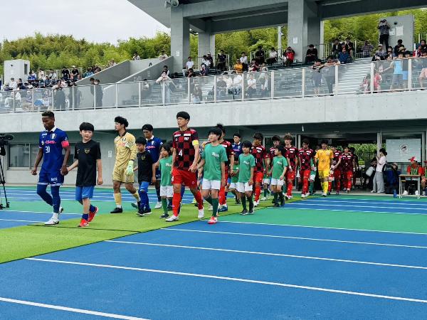 FC刈谷とFCISE-SHIMAの公式戦の様子で両チームが入場する様子