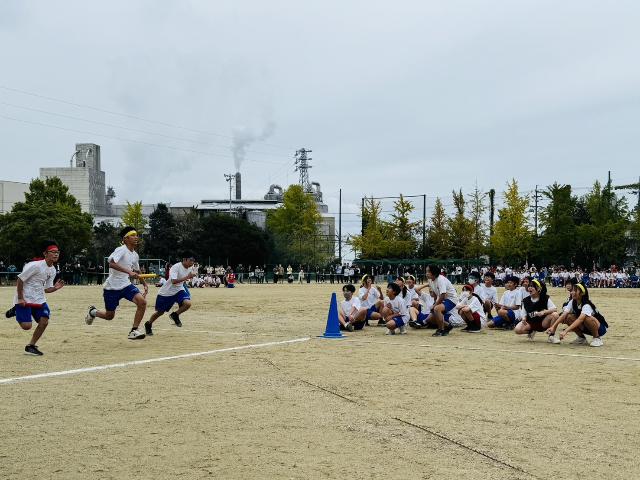 令和7年度河和中学校「体育祭」のリレーの様子