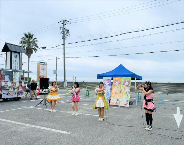 食と健康の館の20周年祭で知多娘が歌っている様子