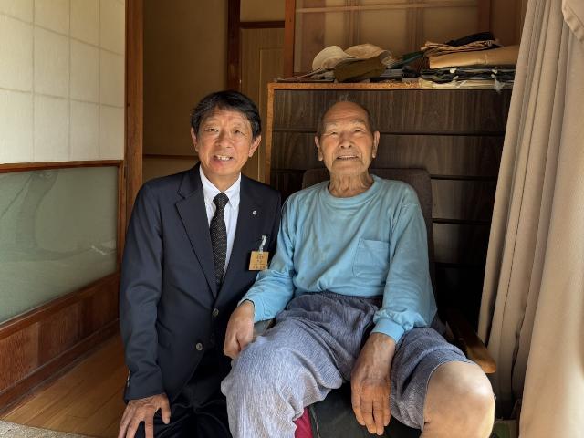 令和7年の長寿のお祝いの訪問で数え100歳と満100歳以上の高齢者の方と町長が記念写真を撮っている様子_3人目