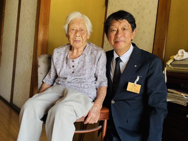 令和7年の長寿のお祝いの訪問で数え100歳と満100歳以上の高齢者の方と町長が記念写真を撮っている様子_5人目