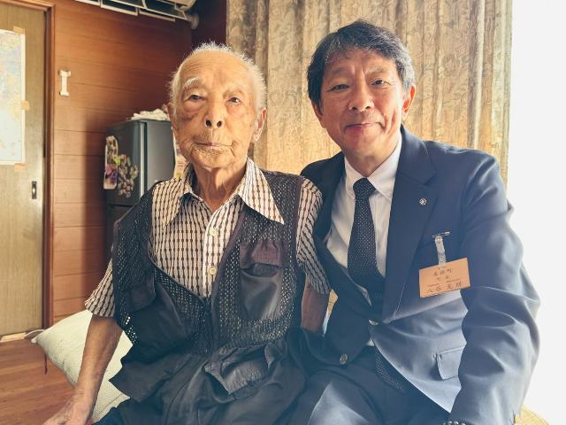 令和7年の長寿のお祝いの訪問で数え100歳と満100歳以上の高齢者の方と町長が記念写真を撮っている様子_6人目