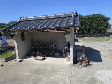 6体のお地蔵様がならんだ屋根付きの建物と右横にある手洗い場の写真
