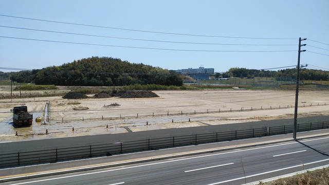 令和4(2022)年4月12日 公園北側(町道)から公園中央方面を映した定点カメラの写真