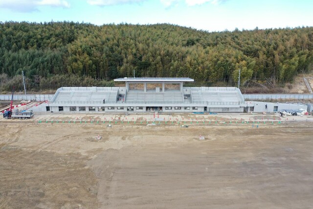 周囲に設置されていた足場が外された、陸上競技場観覧スタンドの全体を撮影した写真