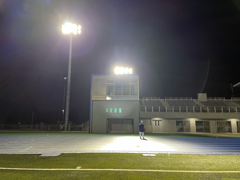 写真判定室棟上部、写真判定室棟左側に立っているライトが照らされ照明照度テストが行われている写真
